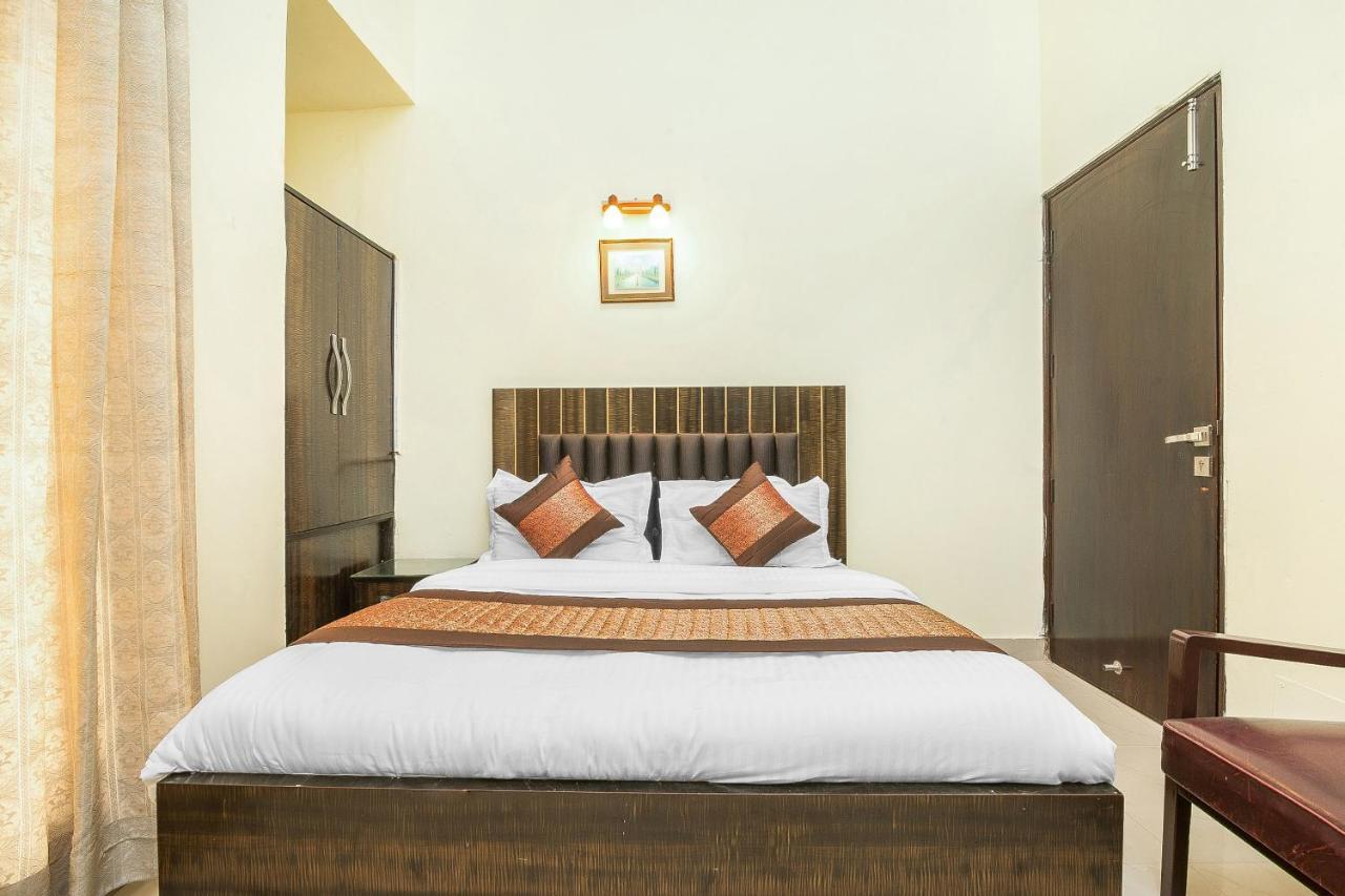 Oyo 14245 Amitabh Guest House New Delhi Buitenkant foto